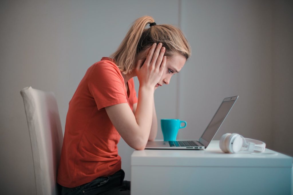 Worried woman in front of the laptop